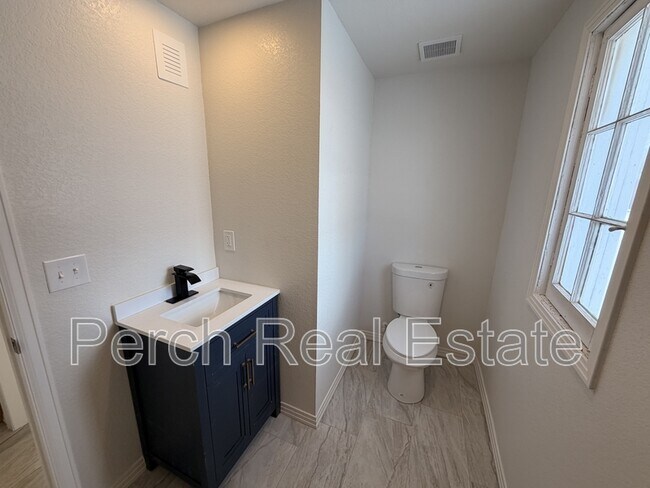 Building Photo - 105 S Kendall St