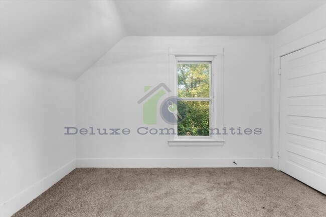 Building Photo - Remodeled 3BR + Flex Room | Steps from Leonard & Minutes to Downtown