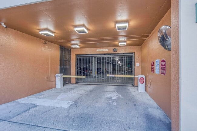 Building Photo - 511 Lucerne Ave