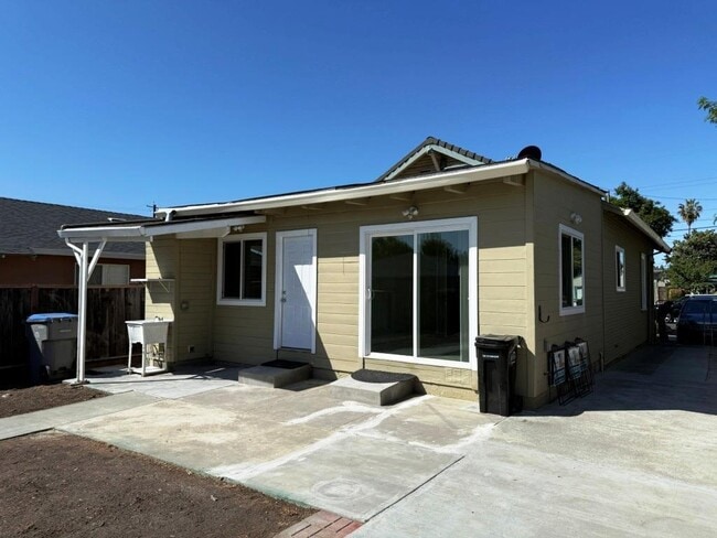 Building Photo - 1062 Lick Ave