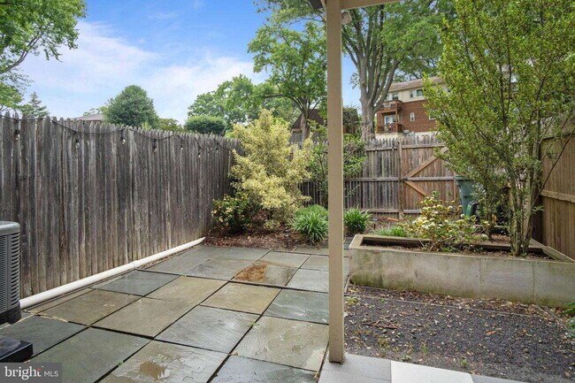 Building Photo - Beautifully Renovated 2-Level Townhome in the Heart of Falls Church City