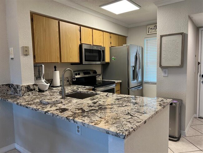 Building Photo - 2220 N Cypress Bend Dr