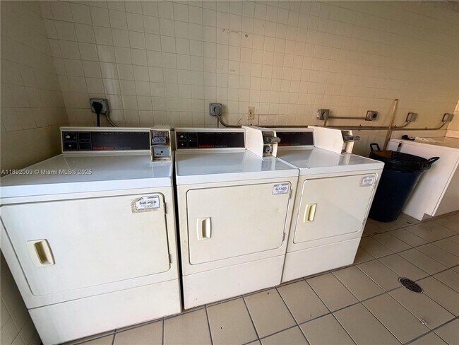 Building Photo - 2565 W 56th St