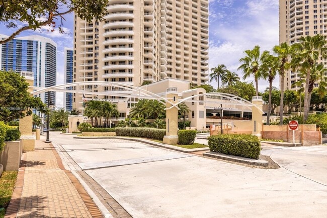 Building Photo - 888 Brickell Key Dr