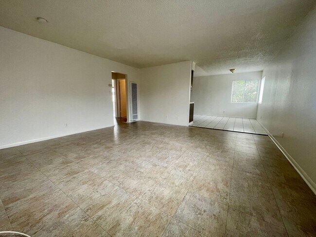 Building Photo - Specious 2 Bedrooms 1 Bathroom with Parking!