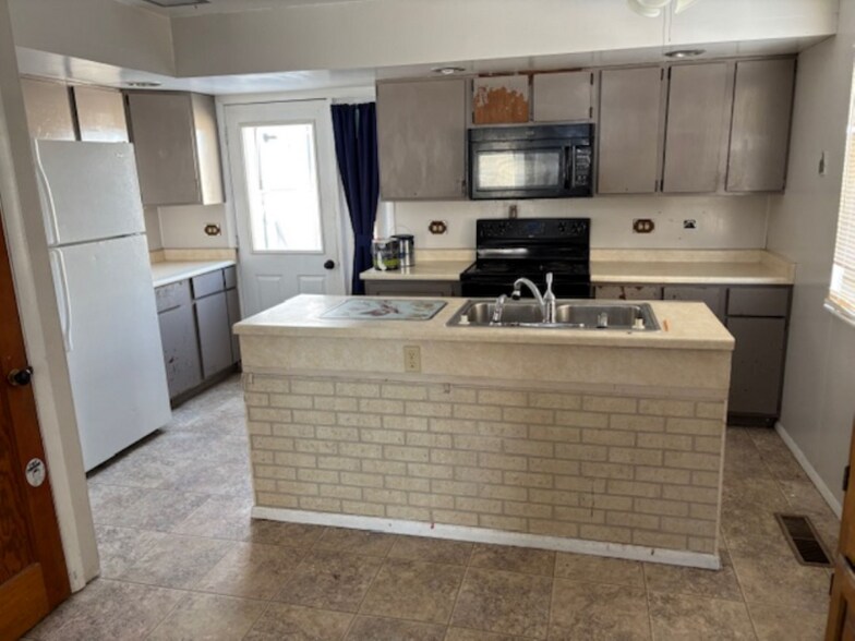 Building Photo - 38 10th Ave SE