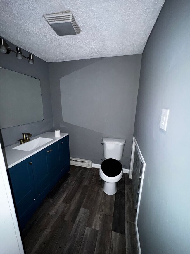 Building Photo - 2 Bedroom, 1st Floor Apartment