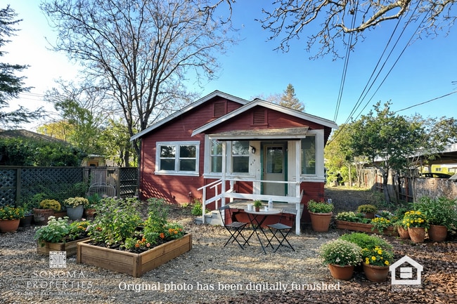 Building Photo - Charming Cottage, Close to Downtown/Plaza!
