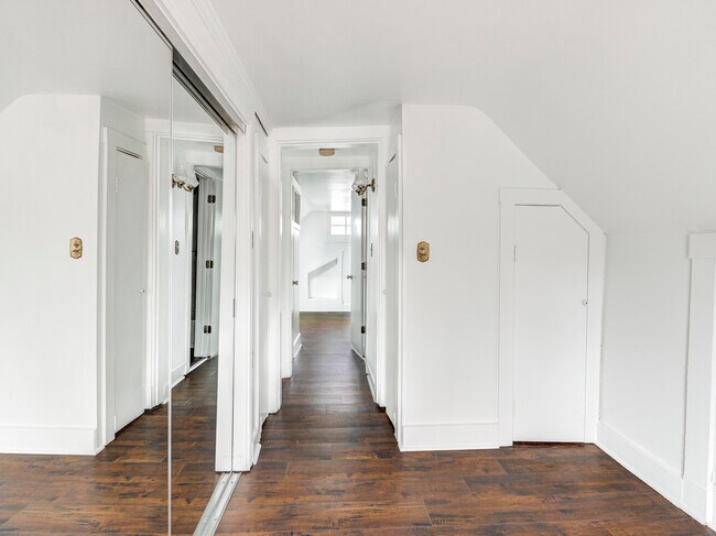 Building Photo - 321 N Park Ave