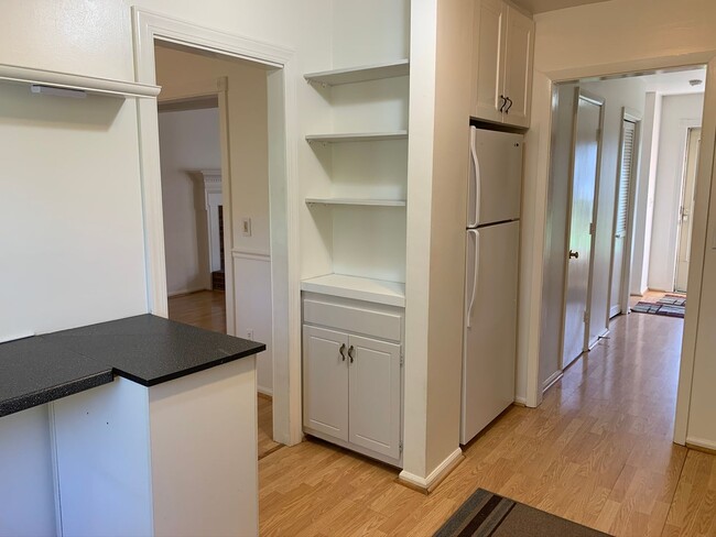 Building Photo - End Townhome In Oak Manor Community