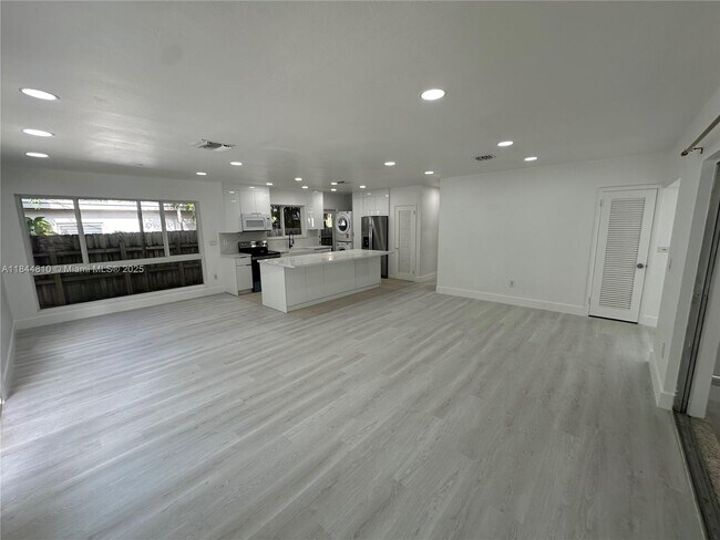 Building Photo - 720 NE 70th St