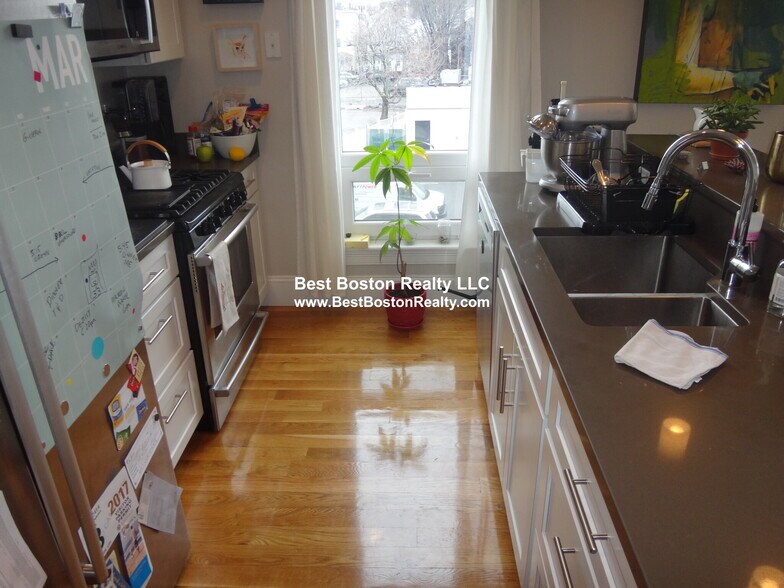 Building Photo - 168 Hampshire St