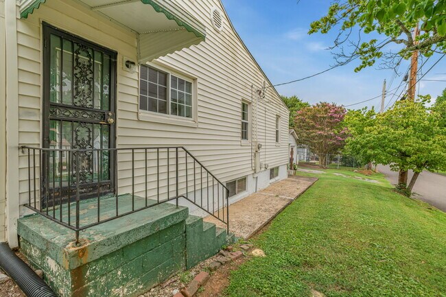 Building Photo - 1315 E Red Bud Rd