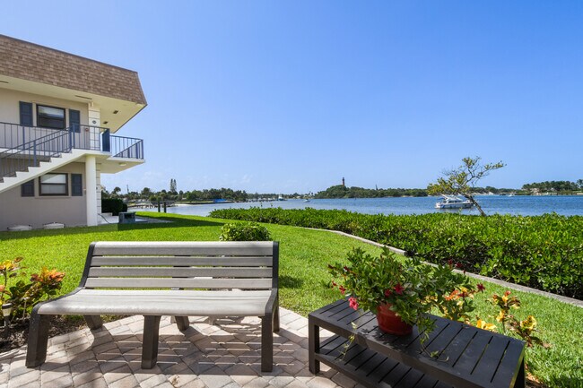 Building Photo - 755 Saturn St