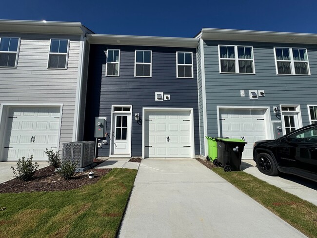 Building Photo - *Move In Special* 3 Bed | 2.5 Bath New Con...