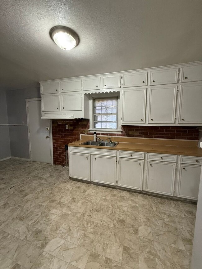 Building Photo - 2754 Lakehurst Ave