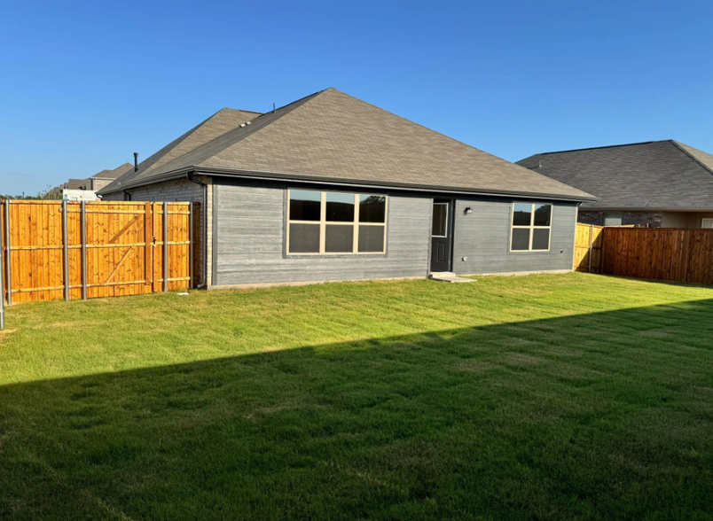 Building Photo - 3300 Kingdom Dr