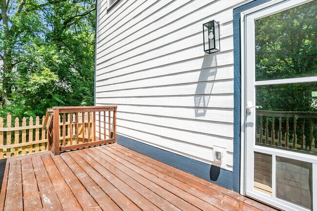 Building Photo - 108 Averill St