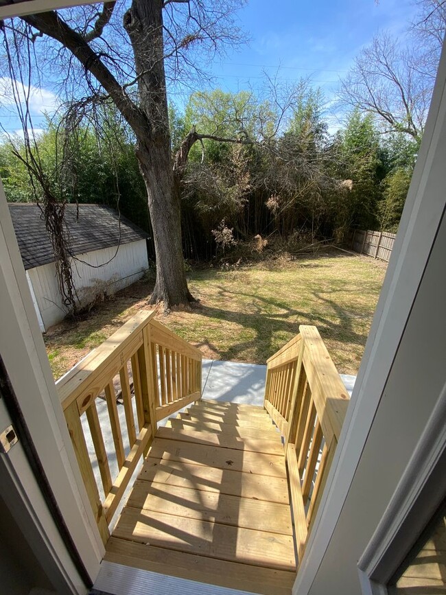 Building Photo - Lawncare and water included- 1 Bed 1.5 Bat...