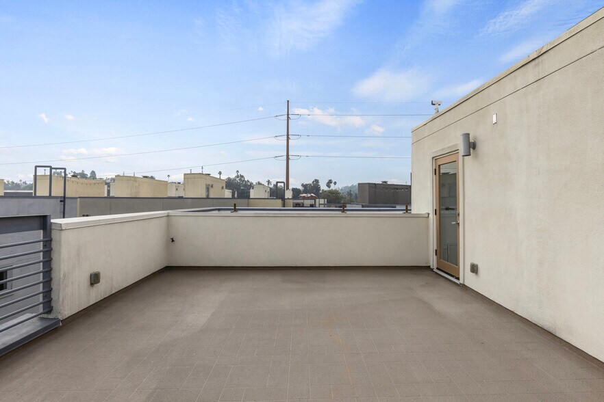 Building Photo - 2753 Waverly Dr