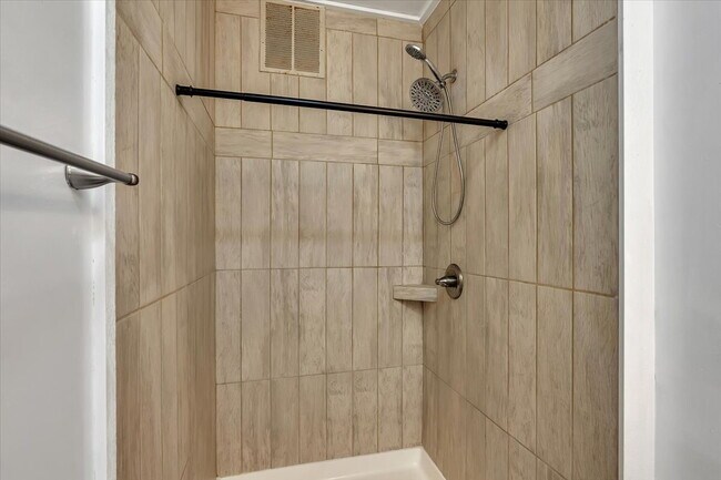 Building Photo - "Charming 2-Bedroom Retreat on Saratoga Avenue - Spacious 1100 Sq Ft Gem in Waterford!"