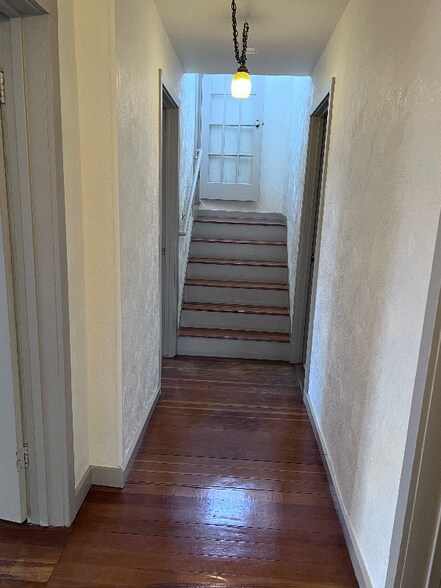 Building Photo - 105 E 12th St