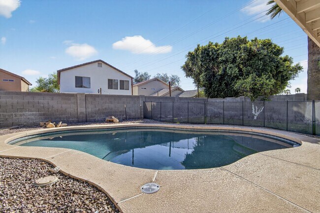 Building Photo - Gilbert Living with Private Pool