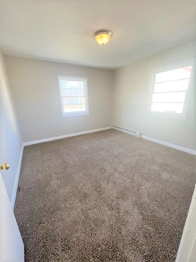 Building Photo - Renovated Duplex Available Now