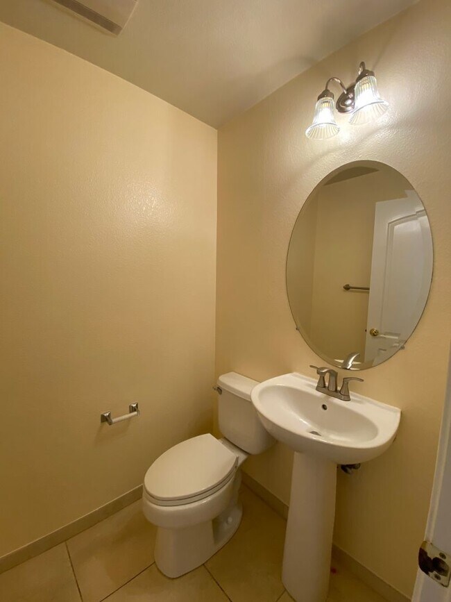 Building Photo - Open Single-Family 3Bed/2.5BA Home Mere Mi...