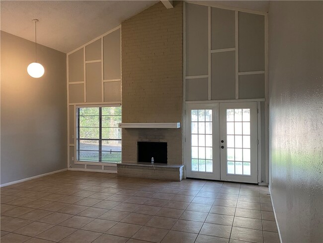 Building Photo - 1622 Memorial Pkwy