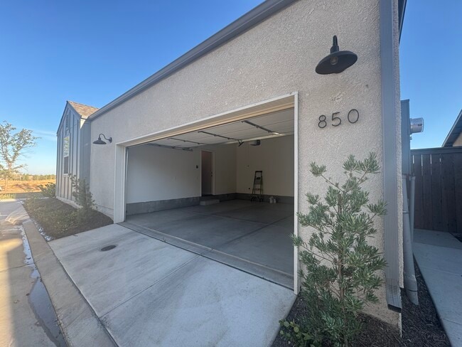 Building Photo - 850 Livio Way