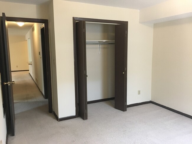 Building Photo - 2 Bedroom Condo Next to East Broadway Shopping