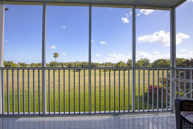 Building Photo - 2950 N Palm Aire Dr