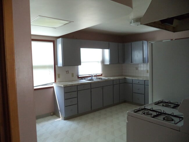 Building Photo - 1224 6th Ave NE