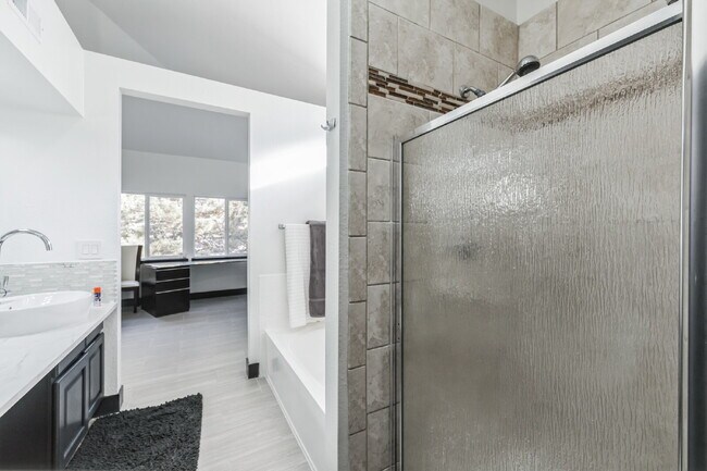 Building Photo - Beautiful Remodeled 2 Bedroom/2 Bathroom Condo is DTC!