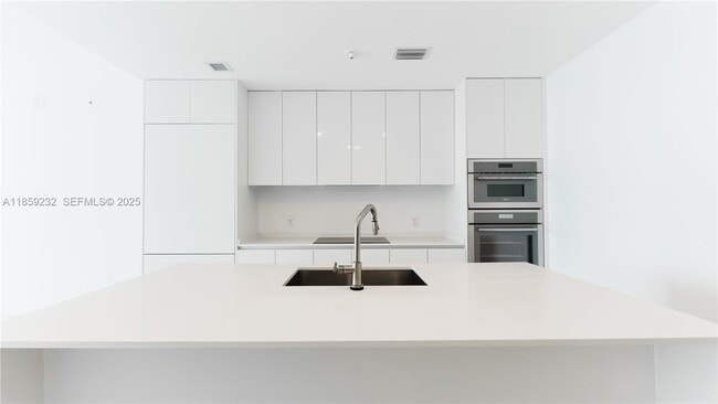 Building Photo - 700 NE 24th St