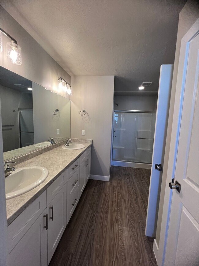 Building Photo - 3 Bed/2 Bath Townhome Available Soon!!