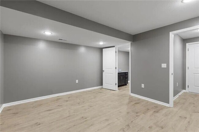 Building Photo - 135 Cedar Ct