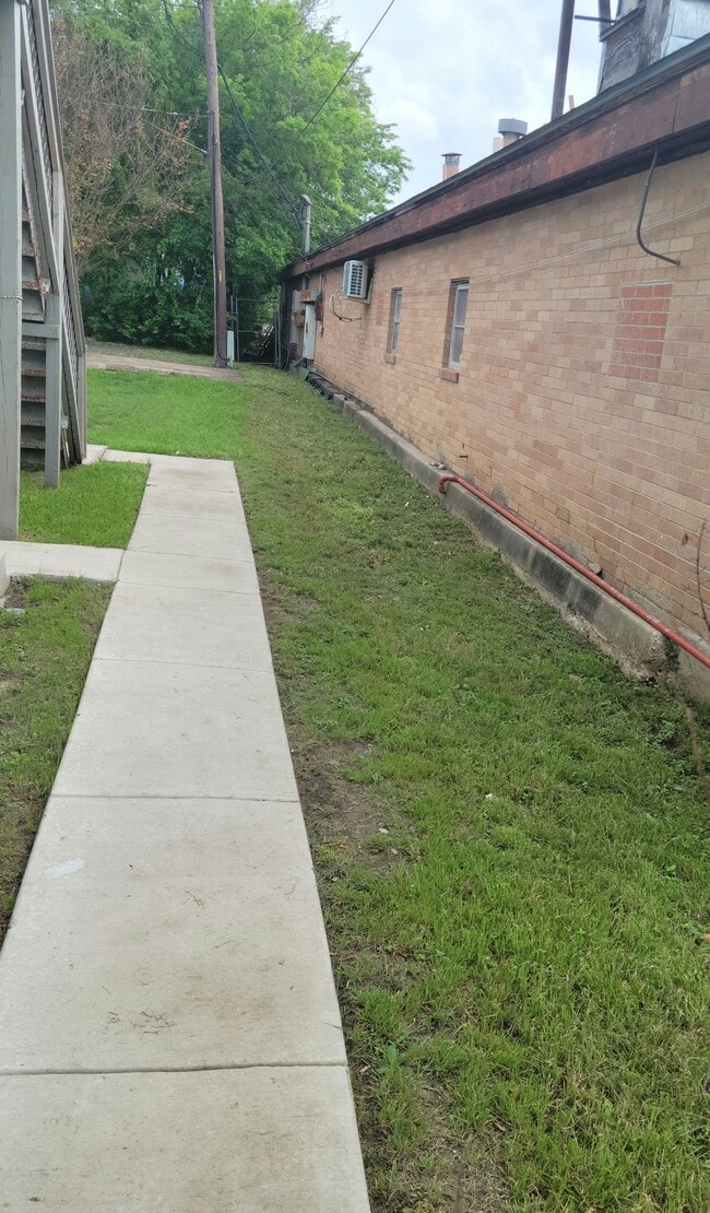 Building Photo - 1528 Steves Ave