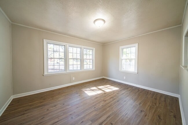 Building Photo - Beautifully Updated Corner Lot Home!
