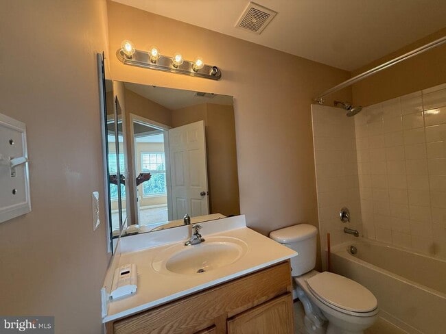 Building Photo - 60 Deerbrook Dr