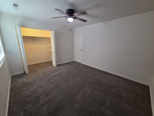 Building Photo - 2 Bed Apartment - Ready to GO!