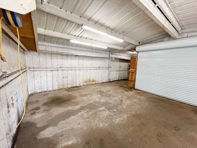 Building Photo - Adorable, Renovated 3/1 House with a Large Metal Shop