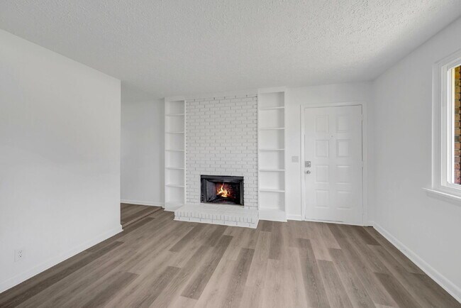 Building Photo - Furnished, remodeled 2BR near Nashville hospitals, all utilities and WiFi included, updated kitch...