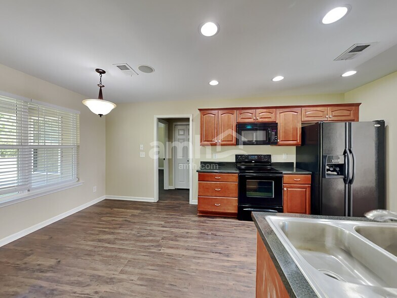 Building Photo - 902 Tanager Ct