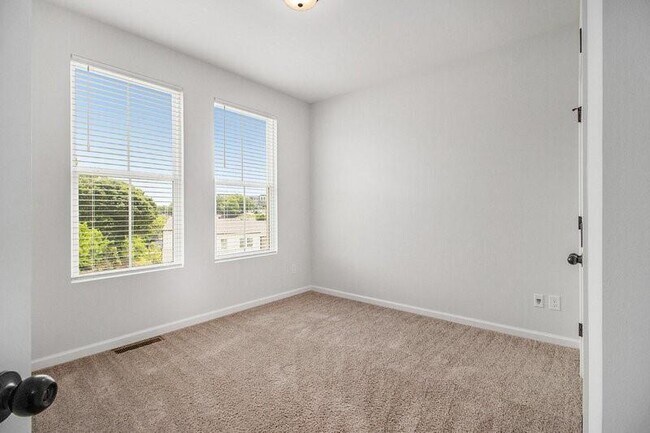 Building Photo - 387 Skylar Way SE