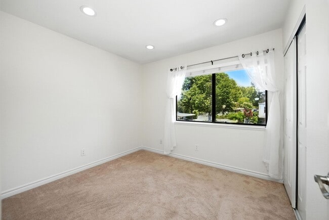 Building Photo - 28763 Conejo View Dr