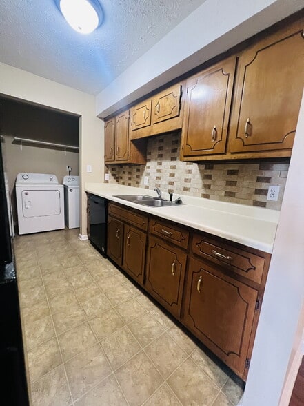 Building Photo - "Charming 2-Bedroom Gem in Clarksville – Cozy 965 Sq Ft Retreat!" 3854D Northeast Dr. Clarksville...