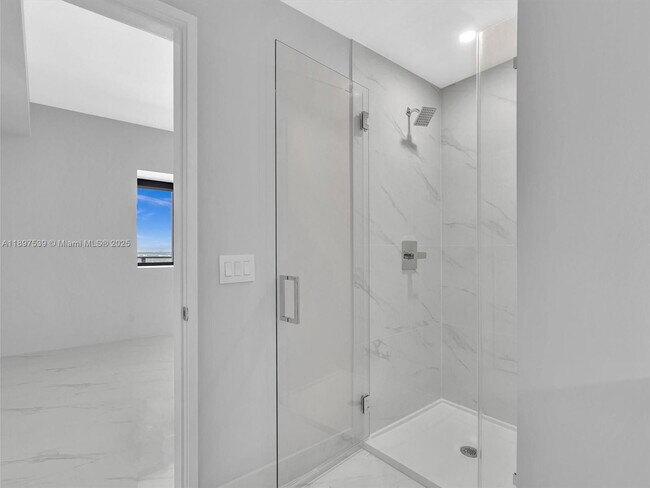 Building Photo - 700 NE 24th St