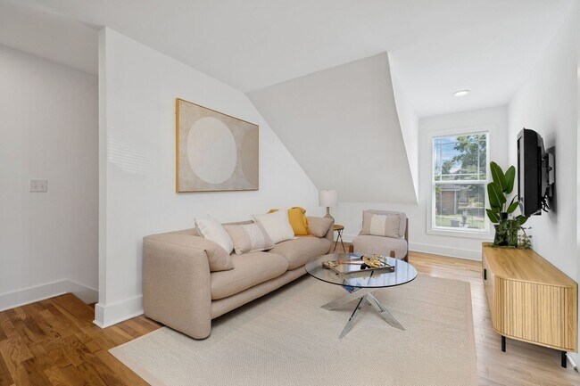 Building Photo - Beautifully Remodeled Home Just Minutes From Downtown Nashville